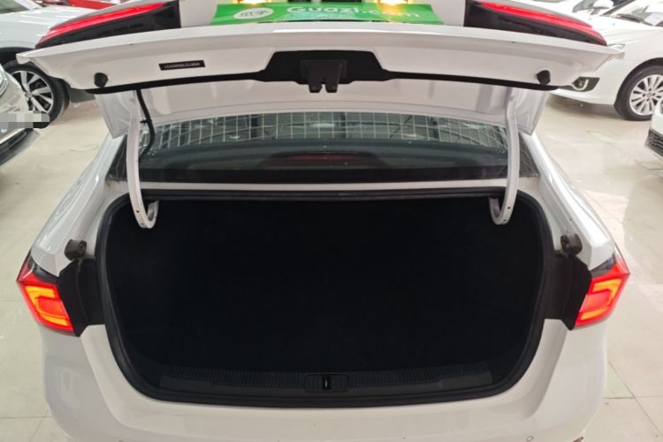 Used Roewe i5 2020 1.5L Automatic 4G Connect Luxury Flagship Edition Trunk