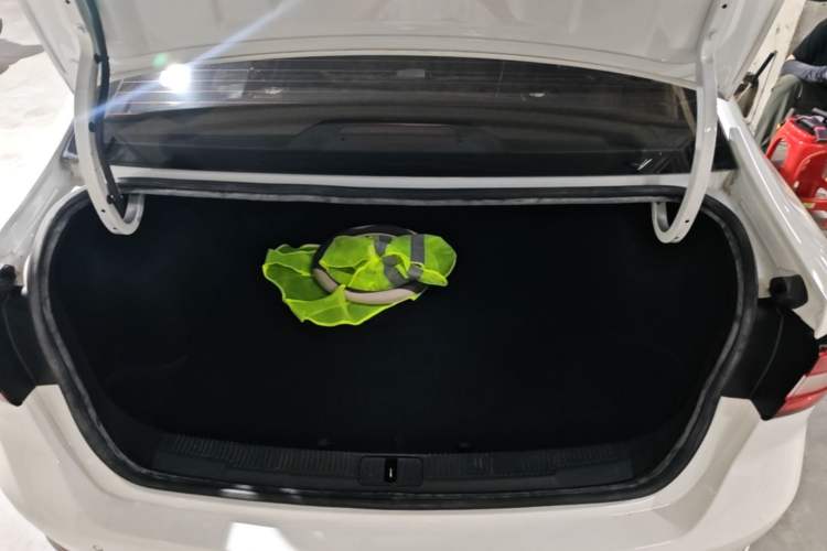Used Roewe i5 2020 1.5L Automatic 4G Connect Luxury Flagship Edition Trunk