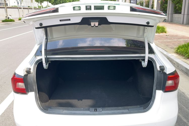 Used Roewe i5 2020 1.5L Automatic 4G Connected Leading Intelligent Driving Edition Trunk