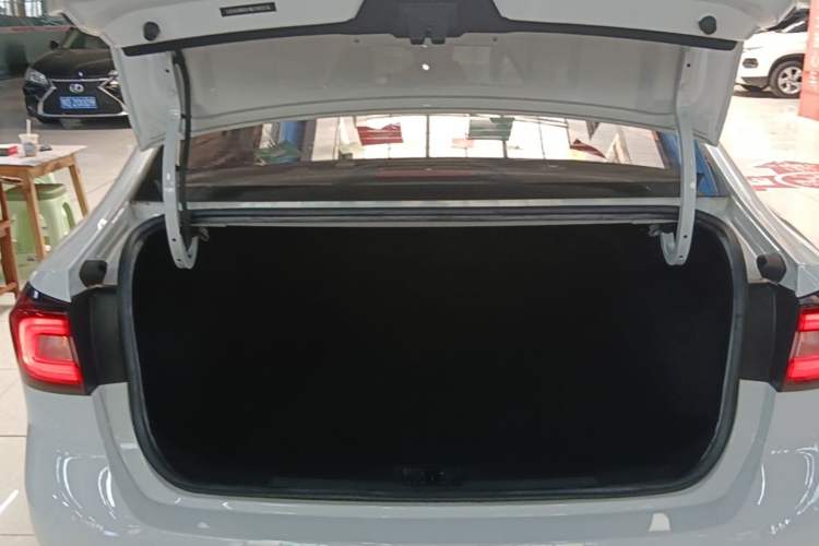 Used Roewe i5 2020 1.5L Automatic 4G Connected Linghao Edition Trunk