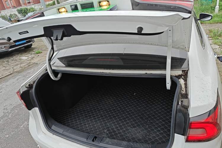 Used Roewe i5 2020 1.5L Automatic 4G Connect Luxury Flagship Edition Trunk