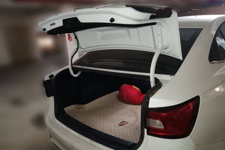 Used Roewe i5 2020 1.5L Automatic 4G Connect Luxury Flagship Edition Trunk