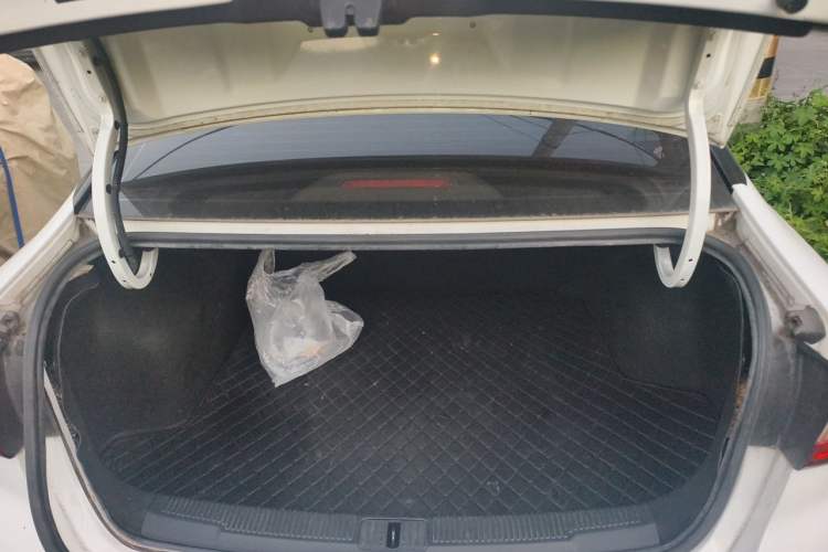 Used Roewe i5 2020 1.5L Automatic 4G Connect Luxury Flagship Edition Trunk