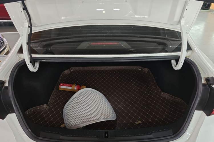 Used Roewe i5 2020 1.5L Automatic 4G Connect Luxury Flagship Edition Trunk