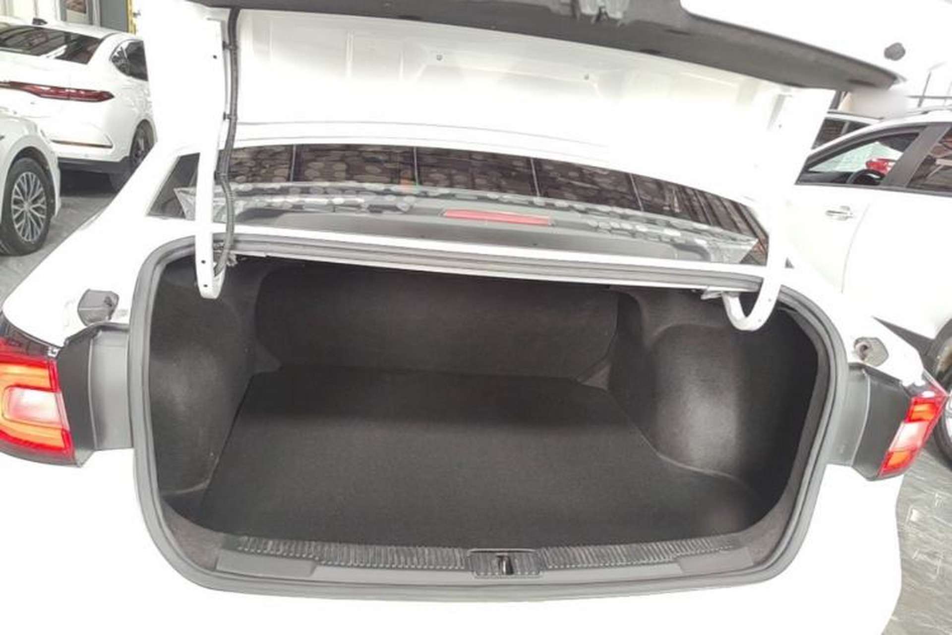 Used Roewe i5 2020 1.5L Manual 4G Connect Leehao Flagship Edition Trunk