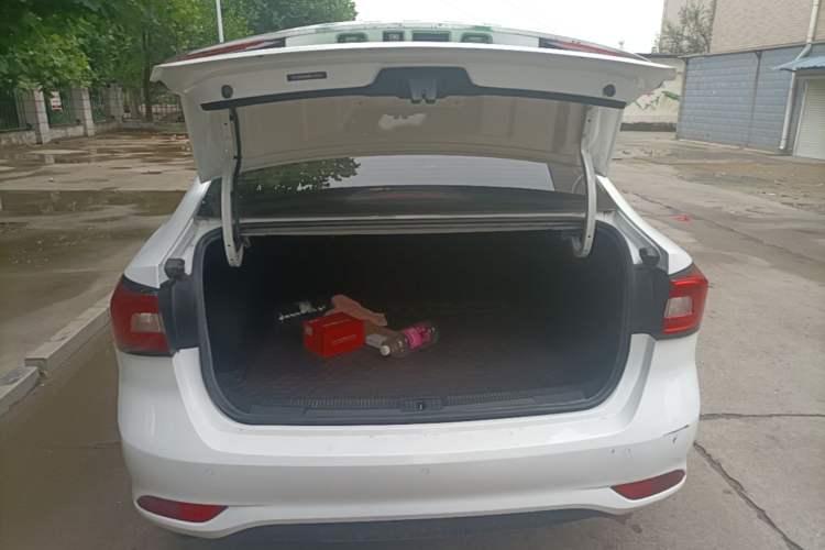 Used Roewe i5 2020 1.5L Automatic 4G Connect Luxury Flagship Edition Trunk