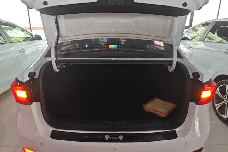 Used Roewe i5 2020 1.5L Automatic 4G Connect Luxury Flagship Edition Trunk