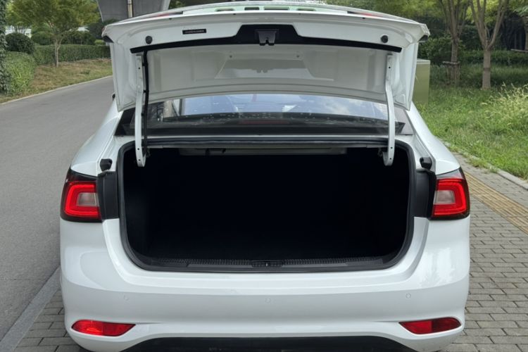 Used Roewe i5 2020 1.5L Manual 4G Connect Luxury Edition Trunk