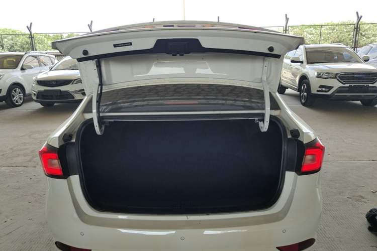 Used Roewe i5 2020 1.5L Automatic 4G Connected Linghao Edition Trunk