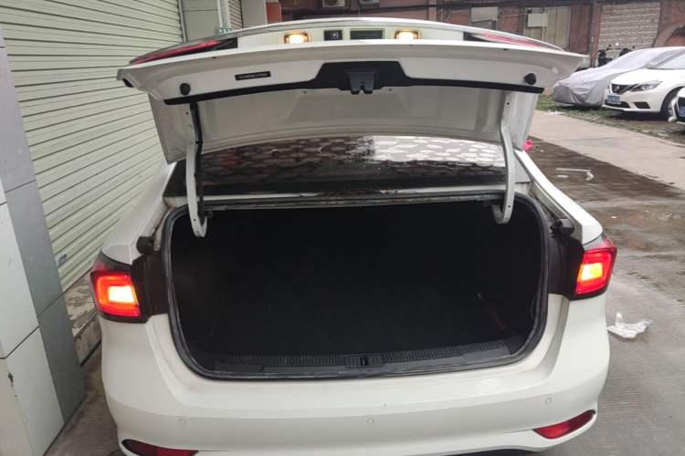 Used Roewe i5 2020 1.5L Automatic 4G Connect Luxury Flagship Edition Trunk