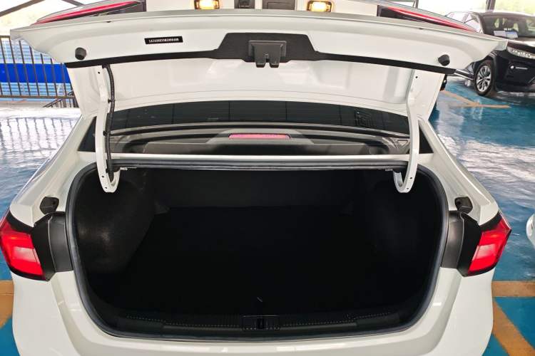Used Roewe i5 2020 1.5L Manual 4G Connect Luxury Edition Trunk