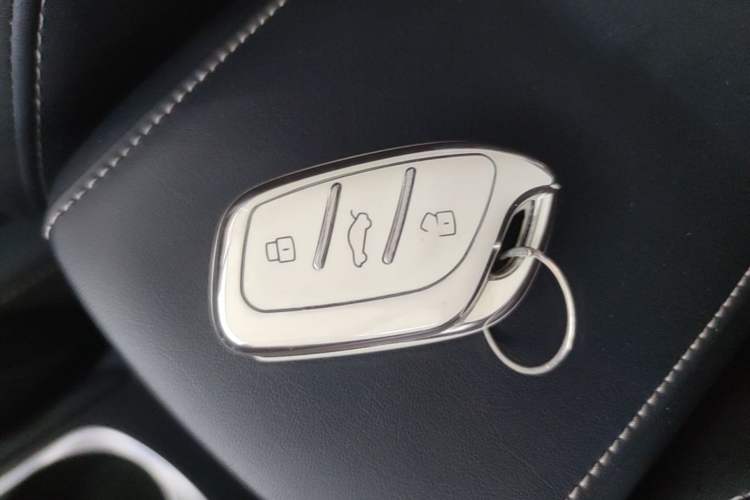 Used Roewe i5 2020 1.5L Automatic 4G Connect Luxury Flagship Edition Vehicle Key