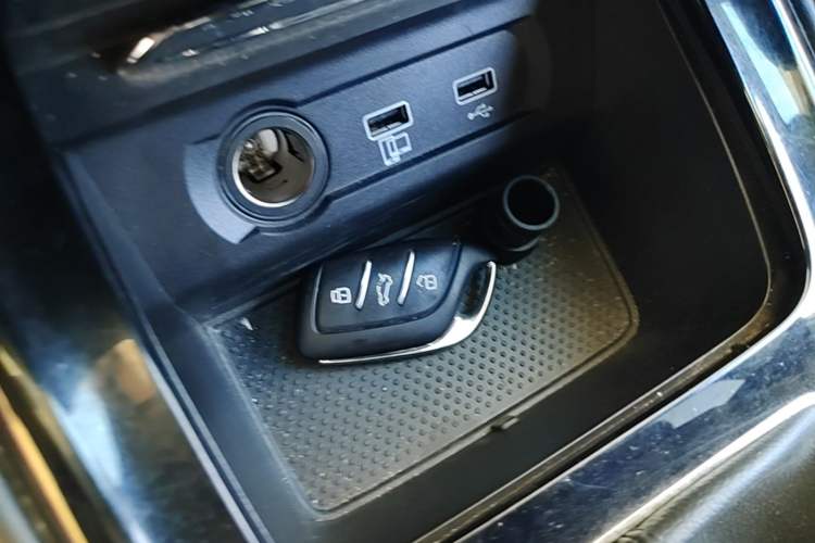 Used Roewe i5 2020 1.5L Automatic 4G Connect Luxury Flagship Edition Vehicle Key