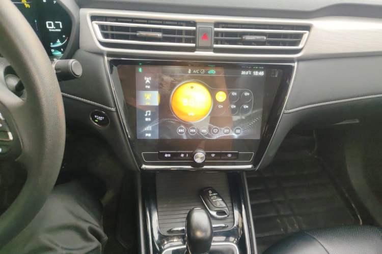 Used Roewe i5 2020 1.5L Automatic 4G Connect Luxury Flagship Edition Audio And AC Panel
