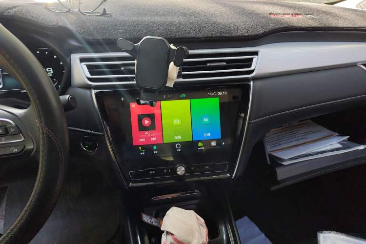 Used Roewe i5 2020 1.5L Automatic 4G Connect Luxury Flagship Edition Audio And AC Panel