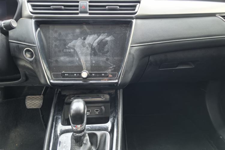 Used Roewe i5 2020 1.5L Automatic 4G Connect Luxury Flagship Edition Audio And AC Panel