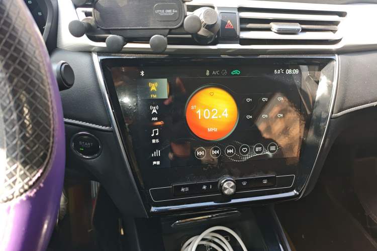 Used Roewe i5 2020 1.5L Automatic 4G Connect Luxury Flagship Edition Audio And AC Panel