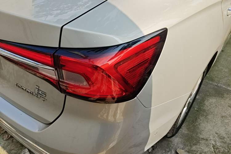 Used Roewe i5 2020 1.5L Manual 4G Connect Luxury Edition Exterior 3