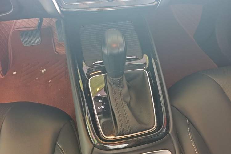 Used Roewe i5 2020 1.5L Automatic 4G Connect Luxury Flagship Edition Gear Lever