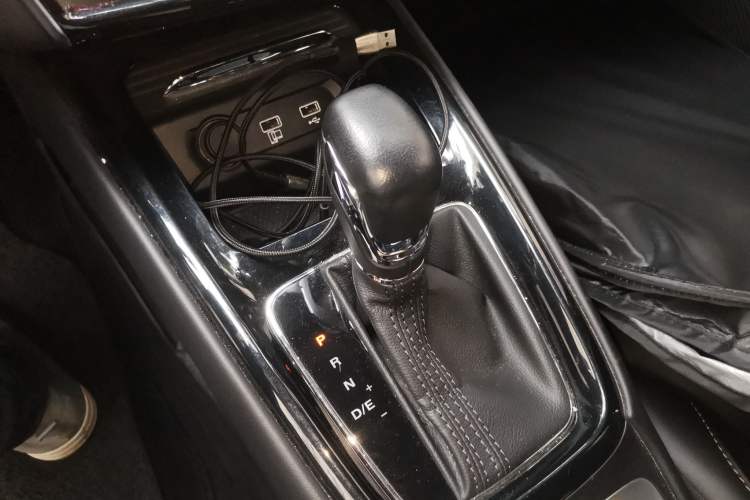 Used Roewe i5 2020 1.5L Automatic 4G Connect Luxury Flagship Edition Gear Lever