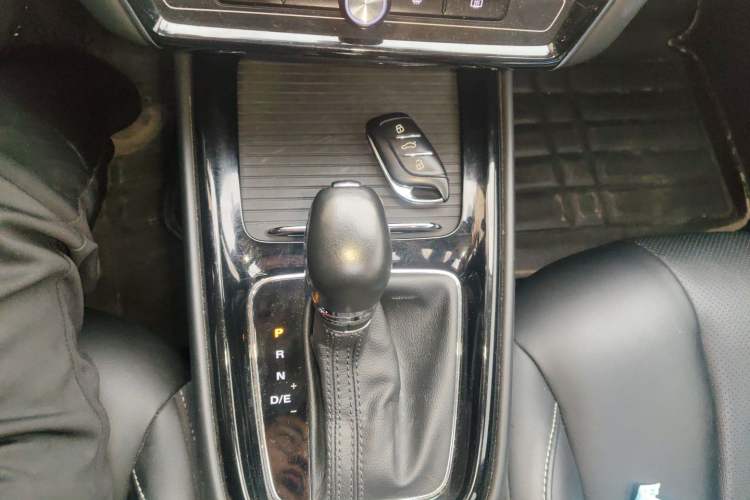 Used Roewe i5 2020 1.5L Automatic 4G Connect Luxury Flagship Edition Gear Lever