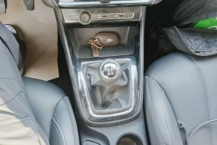 Used Roewe i5 2020 1.5L Manual 4G Connect Leehao Flagship Edition Gear Lever