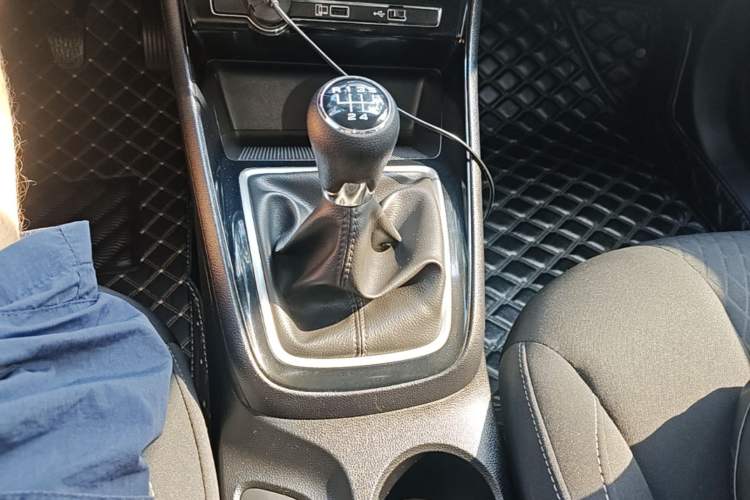 Used Roewe i5 2020 1.5L Manual 4G Connect Luxury Edition Gear Lever