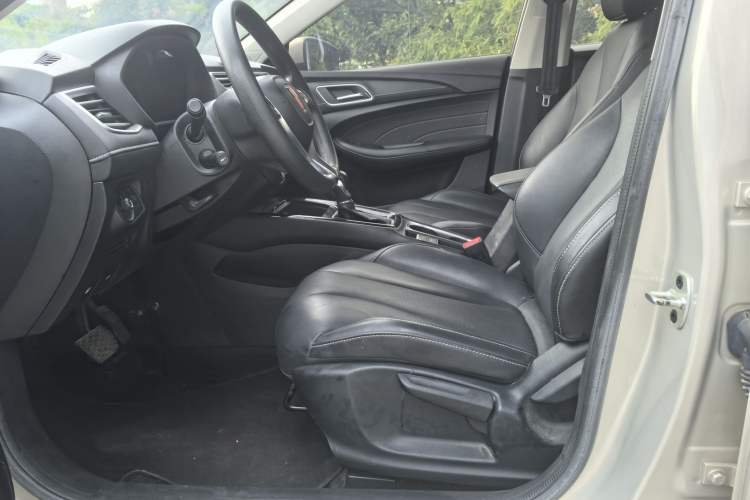 Used Roewe i5 2020 1.5L Automatic 4G Connect Luxury Flagship Edition Interior 1