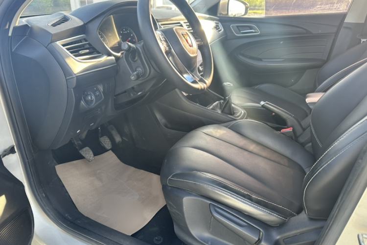 Used Roewe i5 2020 1.5L Manual 4G Connect Leehao Flagship Edition Interior 2