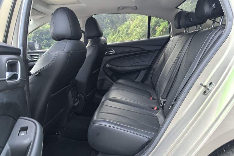 Used Roewe i5 2020 1.5L Automatic 4G Connect Luxury Flagship Edition Interior 2