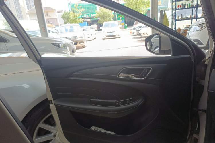 Used Roewe i5 2020 1.5L Automatic 4G Connect Luxury Flagship Edition Interior 7