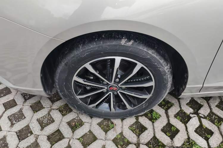 Used Roewe i5 2020 1.5L Automatic 4G Connect Luxury Flagship Edition Left Front Wheel Hub