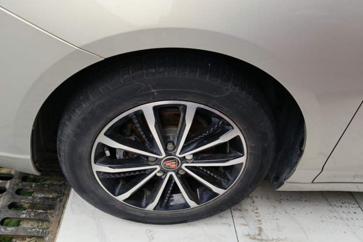 Used Roewe i5 2020 1.5L Automatic 4G Connect Luxury Flagship Edition Left Front Wheel Hub