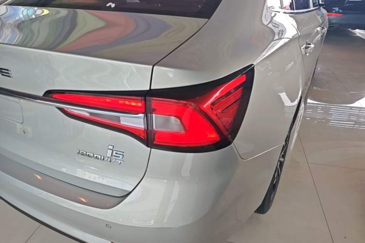Used Roewe i5 2020 1.5L Automatic 4G Connect Luxury Flagship Edition Right Rear Taillight