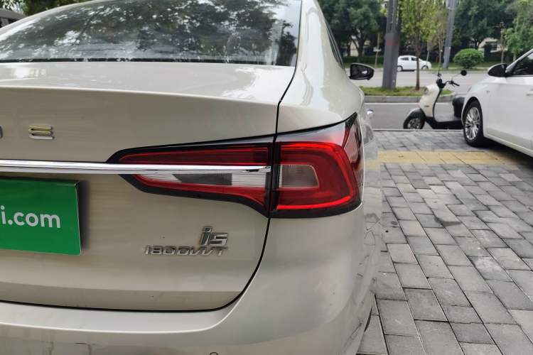 Used Roewe i5 2020 1.5L Automatic 4G Connect Luxury Flagship Edition Right Rear Taillight