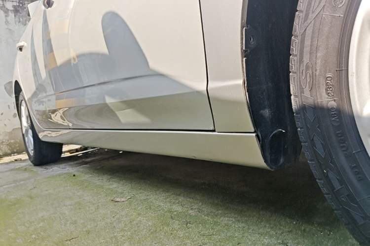 Used Roewe i5 2020 1.5L Manual 4G Connect Luxury Edition Right Side Sill