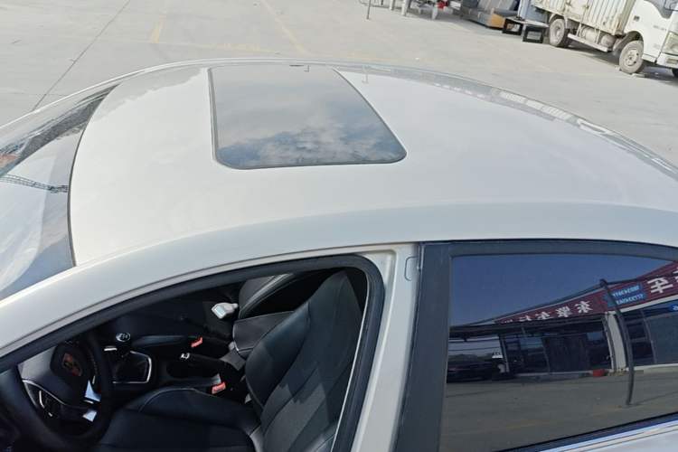 Used Roewe i5 2020 1.5L Manual 4G Connect Leehao Flagship Edition Roof
