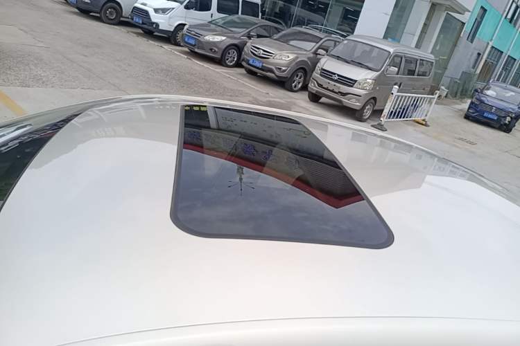 Used Roewe i5 2020 1.5L Automatic 4G Connect Luxury Flagship Edition Roof