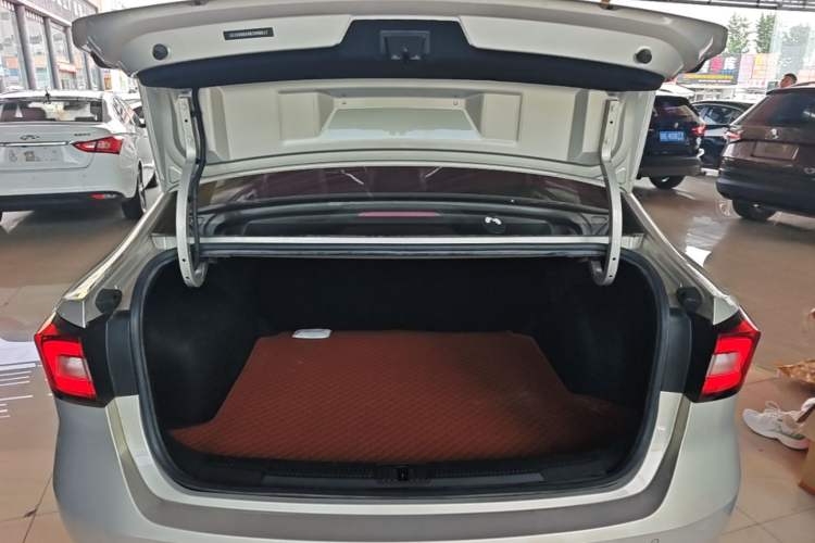 Used Roewe i5 2020 1.5L Automatic 4G Connect Luxury Flagship Edition Trunk