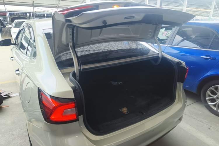 Used Roewe i5 2020 1.5L Automatic 4G Connect Luxury Flagship Edition Trunk