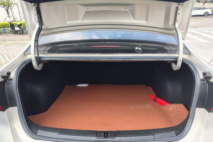 Used Roewe i5 2020 1.5L Automatic 4G Connect Luxury Flagship Edition Trunk