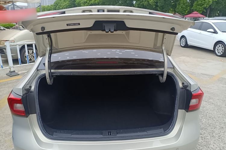 Used Roewe i5 2020 1.5L Automatic 4G Connect Luxury Flagship Edition Trunk