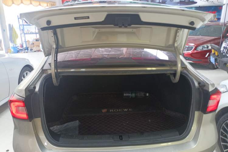 Used Roewe i5 2020 1.5L Automatic 4G Connect Luxury Flagship Edition Trunk