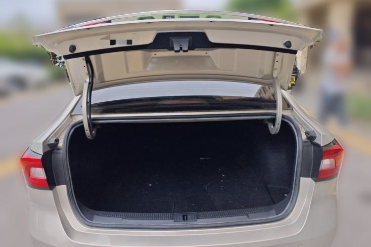 Used Roewe i5 2020 1.5L Automatic 4G Connect Luxury Flagship Edition Trunk