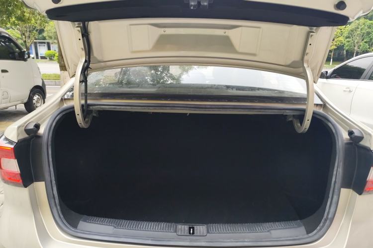 Used Roewe i5 2020 1.5L Automatic 4G Connect Luxury Flagship Edition Trunk