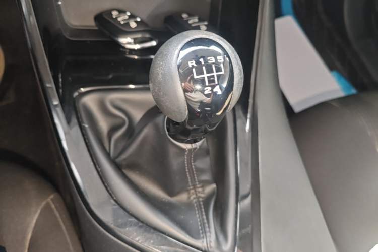 Used Roewe i5 2021 1.5L Manual Platinum Edition Gear Lever