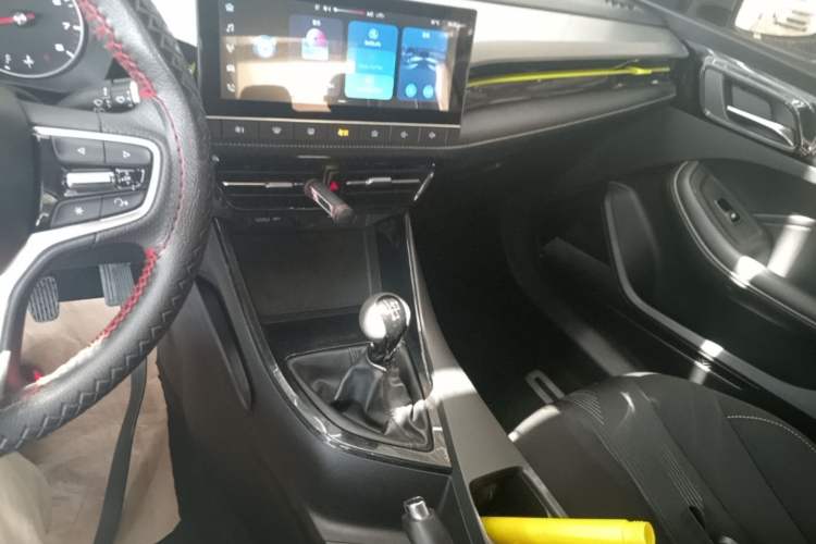 Used Roewe i5 2021 1.5L Manual Platinum Edition Audio And AC Panel
