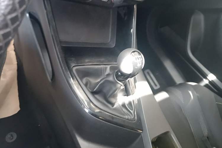 Used Roewe i5 2021 1.5L Manual Platinum Edition Gear Lever