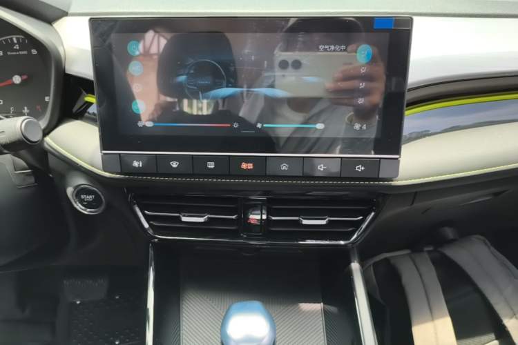 Used Roewe i5 2021 1.5L CVT Platinum Edition Audio And AC Panel