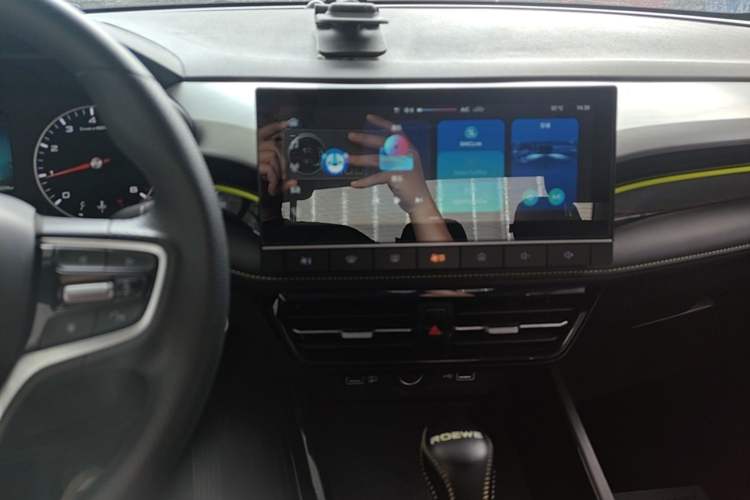 Used Roewe i5 2021 1.5L CVT Platinum Edition Audio And AC Panel